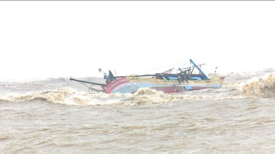 Tàu cá bị lật, 7 ngư dân thoát nạn